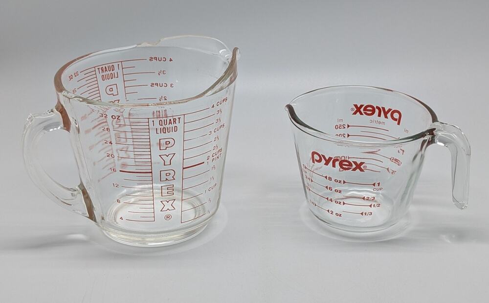 2 PYREX Glass Measuring Cups - VTG 4 Qt "D" Handle 532 (CHIP) & 1 Cup "L" Handle